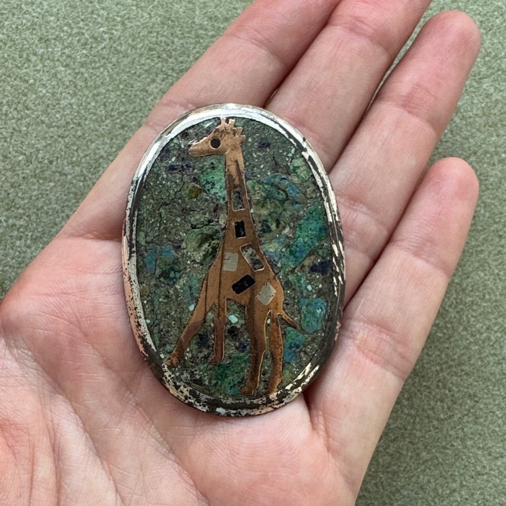 Giraffe Inlay Oval Brooch - Picture 4 of 4